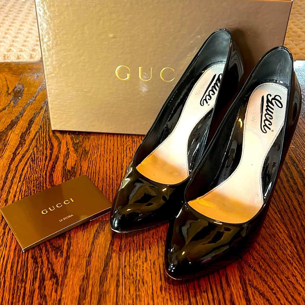Gucci black patent leather pumps size 7/